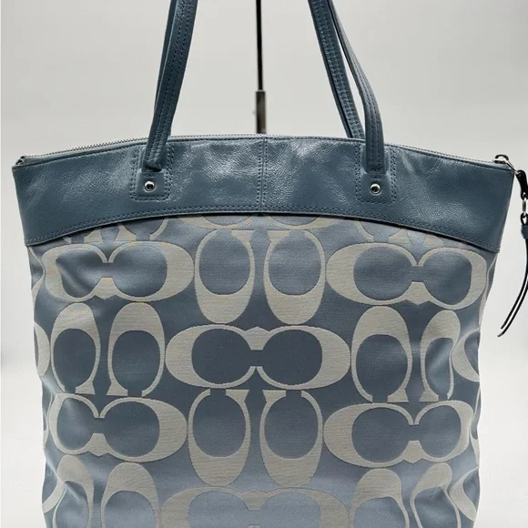 ❗️SOLD❗️ Coach Laura Signature Light Blue Purse Canvas Leather - Picture 2 of 7